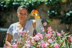 Hozelock Broes Multi Spray Gun 8 Hozelock Broes Multi Spray Gun -Tuinonderhoud 2669 Lifestyle with 2075