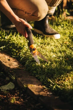 Fiskars Graskantenschaar GS42 - 32 Cm 7 Fiskars Graskantenschaar GS42 - 32 Cm -Tuinonderhoud Fiskars Garden Action ServoSystem Grass shear GS42 1000589 1